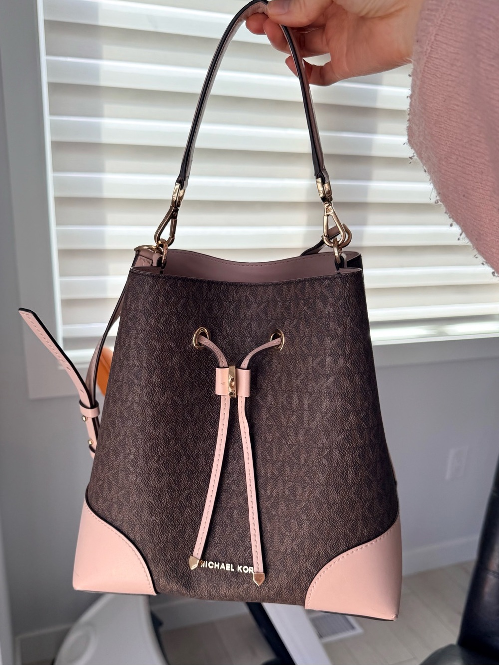 Michael Kors Mercer bucket bag - pink and monogram